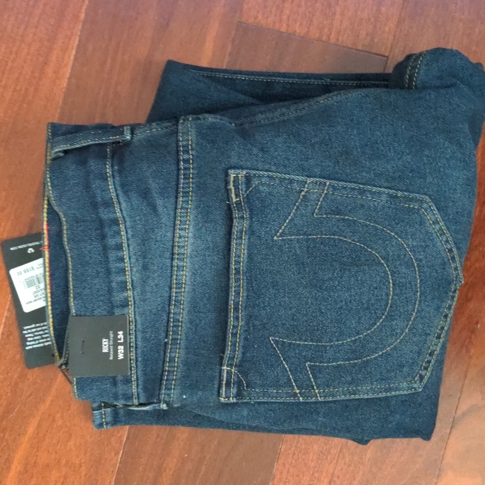 Relaxed straight, True religion jeans. (Waist 32 , length 34, never worn, new).